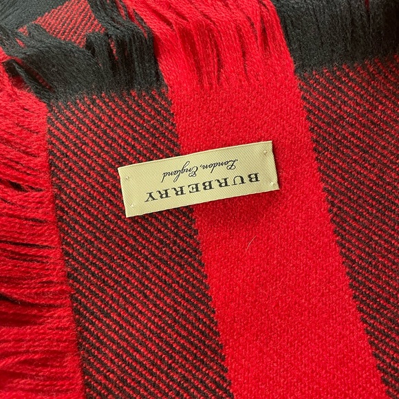 Authentic NWT Burberry scarf - Picture 2 of 7